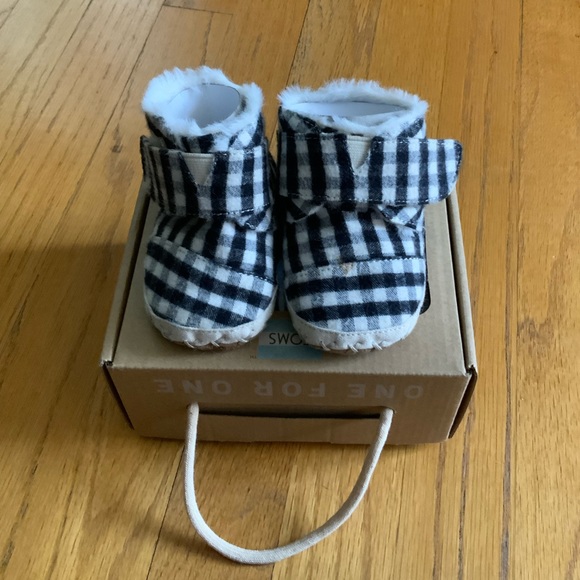 Toms Cuna Booties - Picture 1 of 6